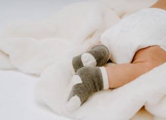 Zaokrąglone plecki u niemowląt – czy powinny być powodem do zmartwień?